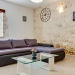 Stone House Furlani With A Lovely Garden بيت للعطل *