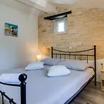 Stone House Furlani With A Lovely Garden بيت للعطل