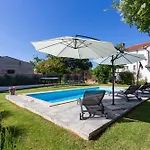 Stone House Furlani With A Lovely Garden بيت للعطل *