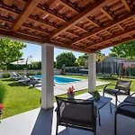Stone House Furlani With A Lovely Garden بيت للعطل