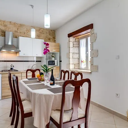 Holiday home Stone House Furlani With A Lovely Garden Svetvincenat