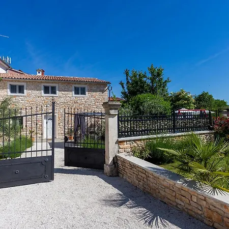 Stone House Furlani With A Lovely Garden Svetvinčenat
